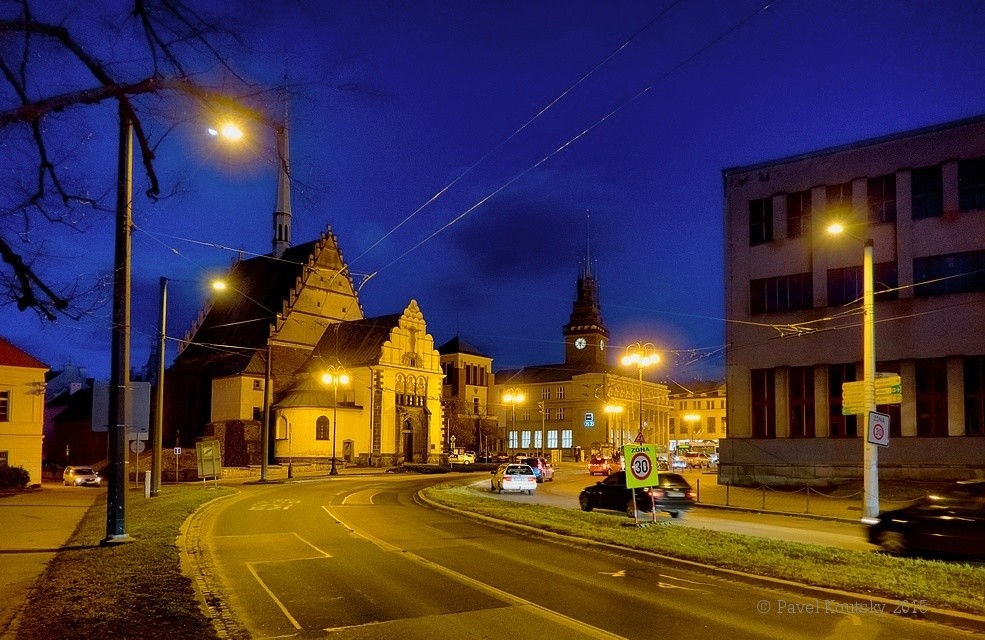 007 Pardubice, kostel svatého Bartoloměje, v pozadí Zelená brána150303_56